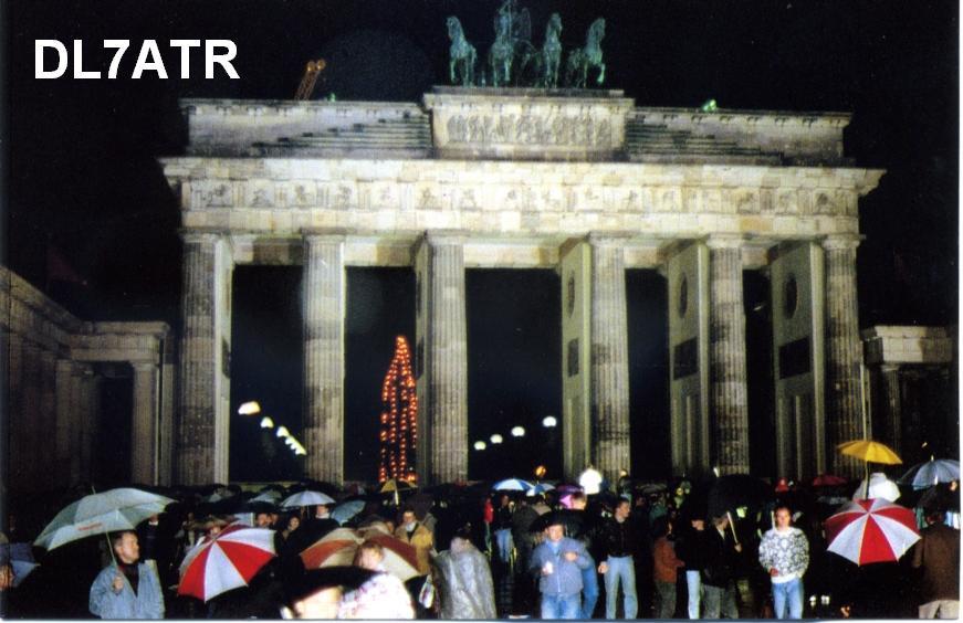 Erste QSL Karte für das Rufzeichen DL7ATR, Das Brandenburger Tor in Berlin bei der ERöffnung der Grenzübergangs, Dezember 1989